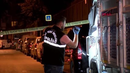 İSTANBUL-BAYRAMPAŞA'DA PARK HALİNDEKİ KAMYONETTE ERKEK CESEDİ BULUNDU