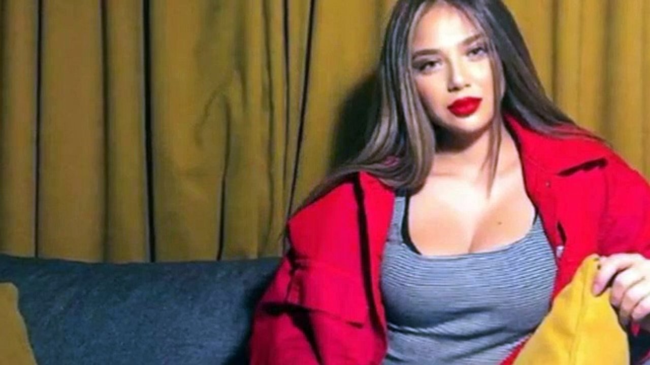 Bekaret itirafıyla şaşkına çeviren Merve Taşkın, bir göğsü açık bir göğsü kapalı poz verdi