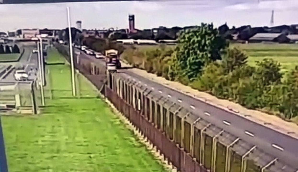 Angleterre : Un pauvre automobiliste croise la route d'un tracteur fou