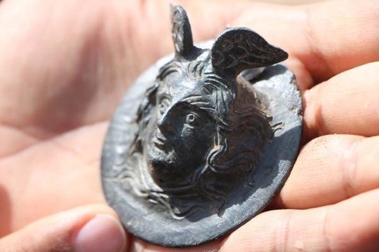 PERRE ANTİK KENTİ'NDE 1800 YILLIK BRONZ MADALYA BULUNDU