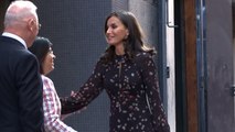 La Reina Letizia repite de lo más sonriente su vestido viral de confeti