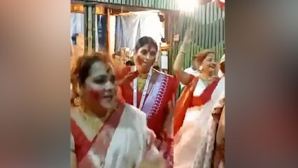 হাজরা পার্ক সর্বজনীনের মণ্ডপে সিঁদুর খেলায় সামিল বিশিষ্ট থেকে সাধারণ | Oneindia Bengali