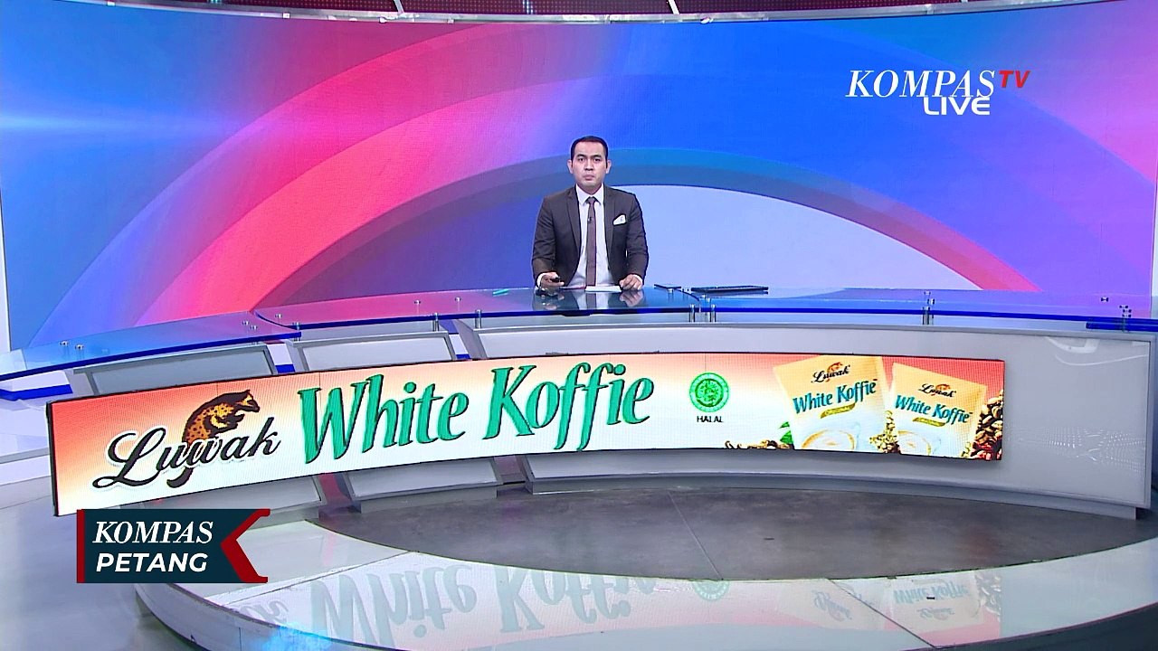 Akibat Hujan Deras, Sebuah Mobil Mewah Ringsek Tertimpa Pohon!