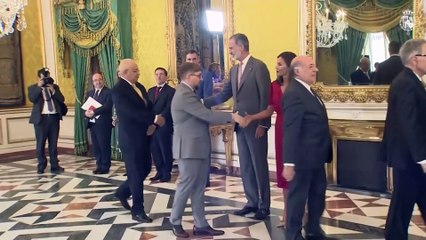 La Reina Letizia repite de lo más sonriente su vestido viral de confeti