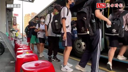 暖心！整排學生坐地上等公車 他立刻送來100張椅子(翻攝畫面)