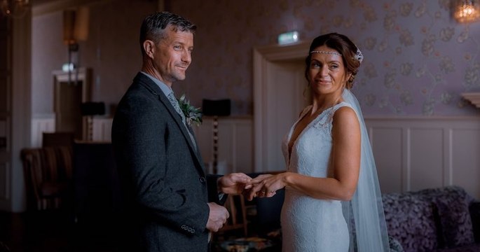 Amoureux à l'adolescence, ils se retrouvent 20 ans plus tard et se marient