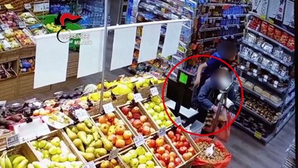 Borse dal cestino della bici e portafogli dalle tasche: così il ladro seriale mette a segno i colpi