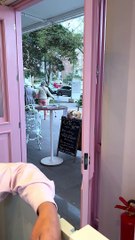 Les Dames Âgées Donnent De L'amour En Or À L'extérieur Du Café - Buzz Buddy