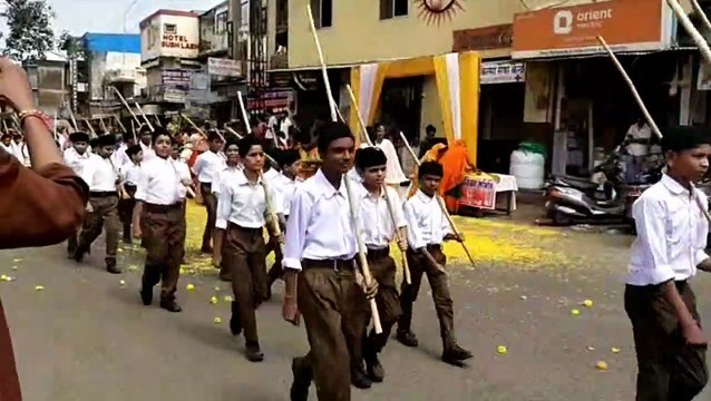 शस्त्र पूजन कर निकाला पथ संचलन, पुष्पवर्षा से किया स्वागत