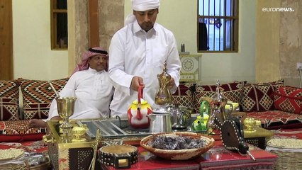شاهد: طعم الضيافة في قطر يمر عبر القهوة العربية التقليدية وطقوسها الخاصة.. فطوبى للمتذوقين