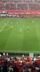 Tocan canción de Shakira mientras Piqué estaba en el terreno de juego