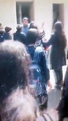 İran'da liseli kız öğrenciler başörtülerini çıkardılar, rejim görevlisini okuldan kovdular