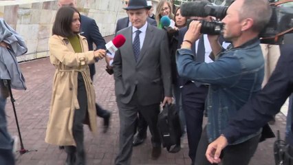 El padre de una víctima del accidente de Alvia agrede al ex alto cargo de Adif a la salida del primer día de juicio