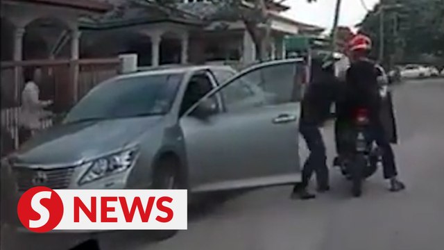 Cops on the hunt for duo on bike who brazenly robbed woman in broad daylight