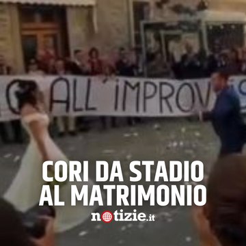 Sposi accolti da cori da stadio fuori dalla chiesa: È il matrimonio più trash dell'anno