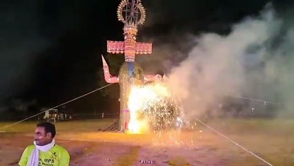 धूं-धूं कर जल उठा अहंकार का प्रतीक रावण कुनबा...देखें वीडियो
