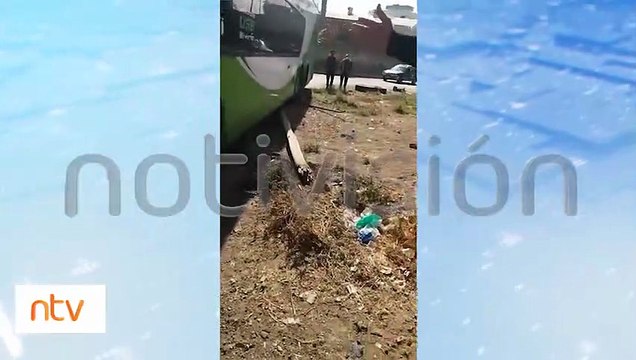 Se llevó un poste por delante : Conductor de bus en estado de ebriedad casi atropelló a un peatón