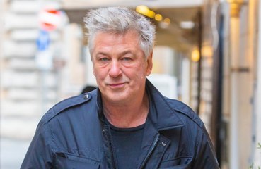 Video herunterladen: Alec Baldwin reaches settlement with Halyna Hutchins' family after fatal Rust shooting on set