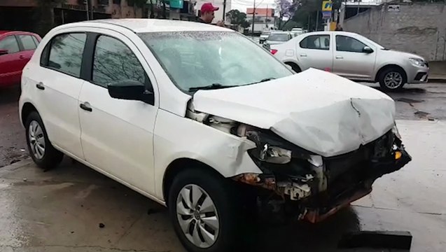 Colisão de trânsito é registrada em cruzamento controlado por semáforo no Centro