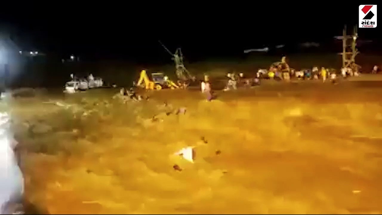 પશ્ચિમ બંગાળમાં મૂર્તિ વિસર્જન દરમિયાન નદીમાં પ...