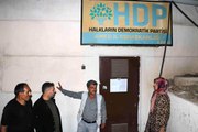 Diyarbakır 3. sayfa: Diyarbakır HDP il binasına mühür vuruldu, aileler binanın yıkılmasını istiyor