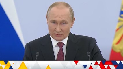 Télécharger la video: Vladimir Putin signs laws annexing four Ukrainian regions as Russian troops pushed back on battlefield