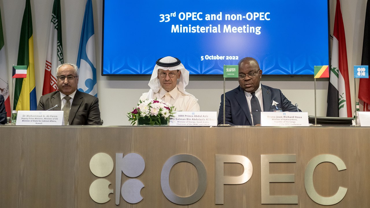 إنتاج "أوبك بلس" من النفط سينقص وبايدن يشعر بخيبة أمل