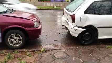 Engavetamento entre quatro veículos é registrado no Centro