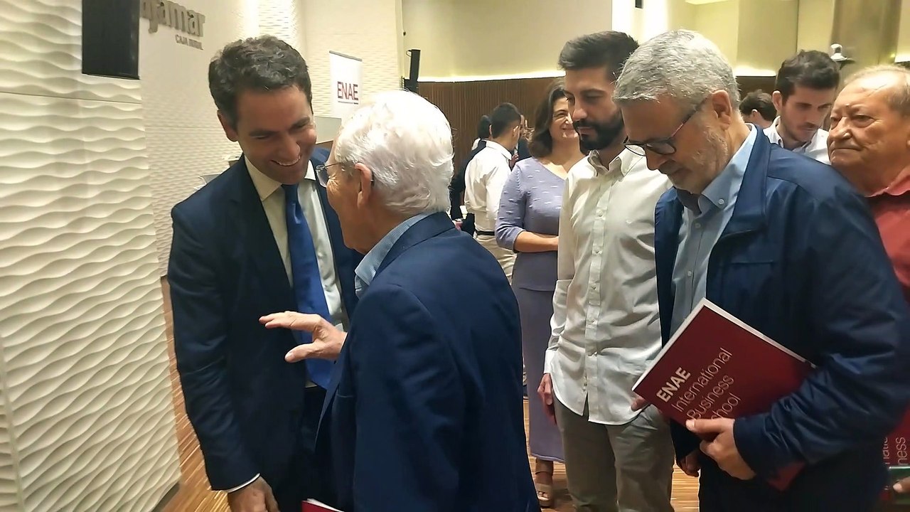 El diputado del PP Teodoro García Egea, este miércoles, recibiendo las felicitaciones de los asistentes a su conferencia en Murcia sobre en tecnología blockchain y criptoeconomía.