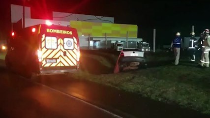 Após rodar na pista, veículo cai em buraco na PR-180