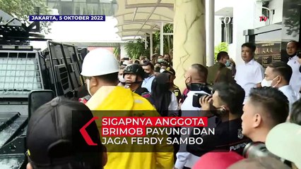 Sigapnya Anggota Brimob Payungi dan Jaga Ferdy Sambo di Kejaksaan Agung