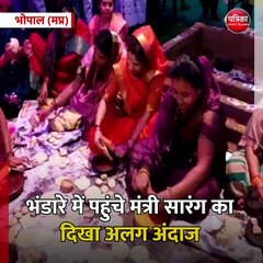 भोपाल (मप्र): भंडारे में पूड़ी बेलते और बनाते नजर आए मंत्री