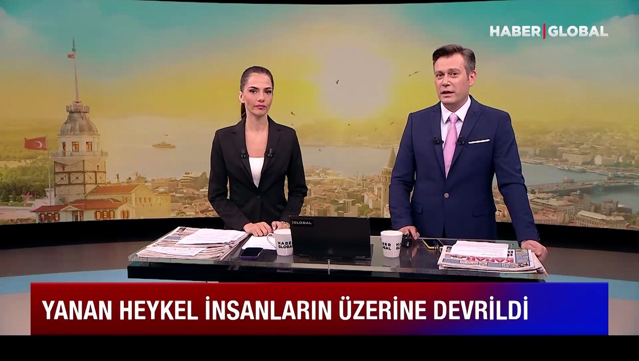 Festivalde büyük kaos: Yanan heykel insanların üzerine devrildi!