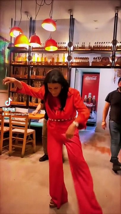 Ζωζώ Σαπουντζάκη: Καρέ καρέ το ζεϊμπέκικο της που έγινε viral - Χόρεψε  Κωνσταντίνο Αργυρό - video Dailymotion