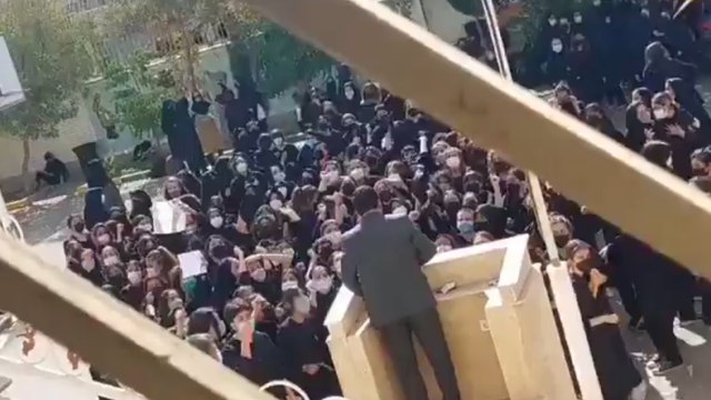 İran'da gösteriler büyüyor