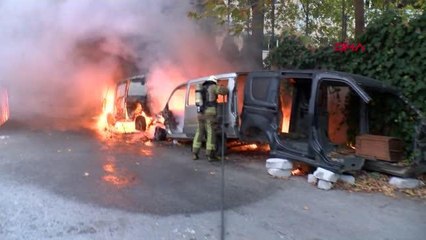 İSTANBUL-ATAŞEHİR'DE PARK HALİNDEKİ 3 ARAÇ ALEV ALEV YANDI