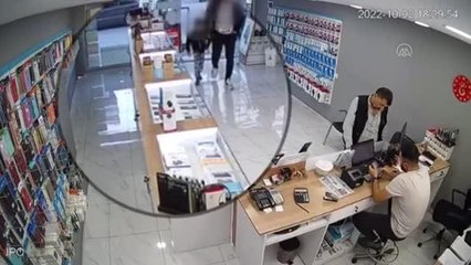 Son dakika haber... Avcılar'da telefoncudaki hırsızlık anı güvenlik kamerasına yansıdı