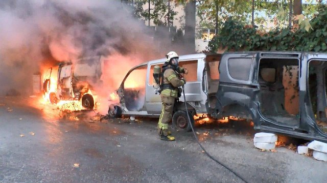 Ataşehir’de park halindeki 3 araç alev alev yandı