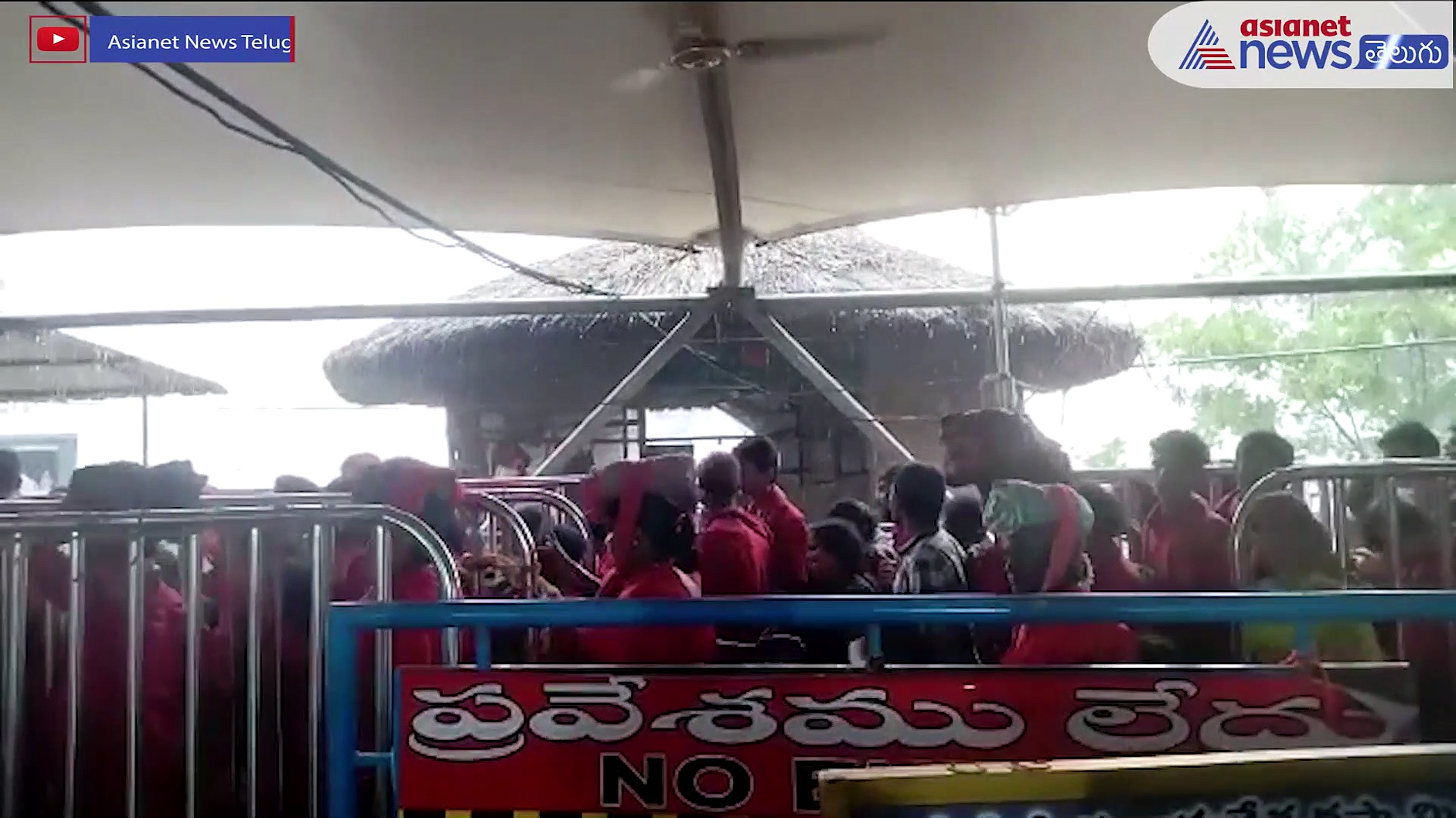 జోరువానలో విజయవాడ దుర్గమ్మను దర్శించుకుంటున్న భక్తులు