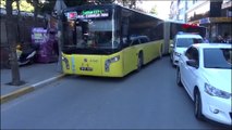 Kavşakta park eden sürücü trafiği kilitledi