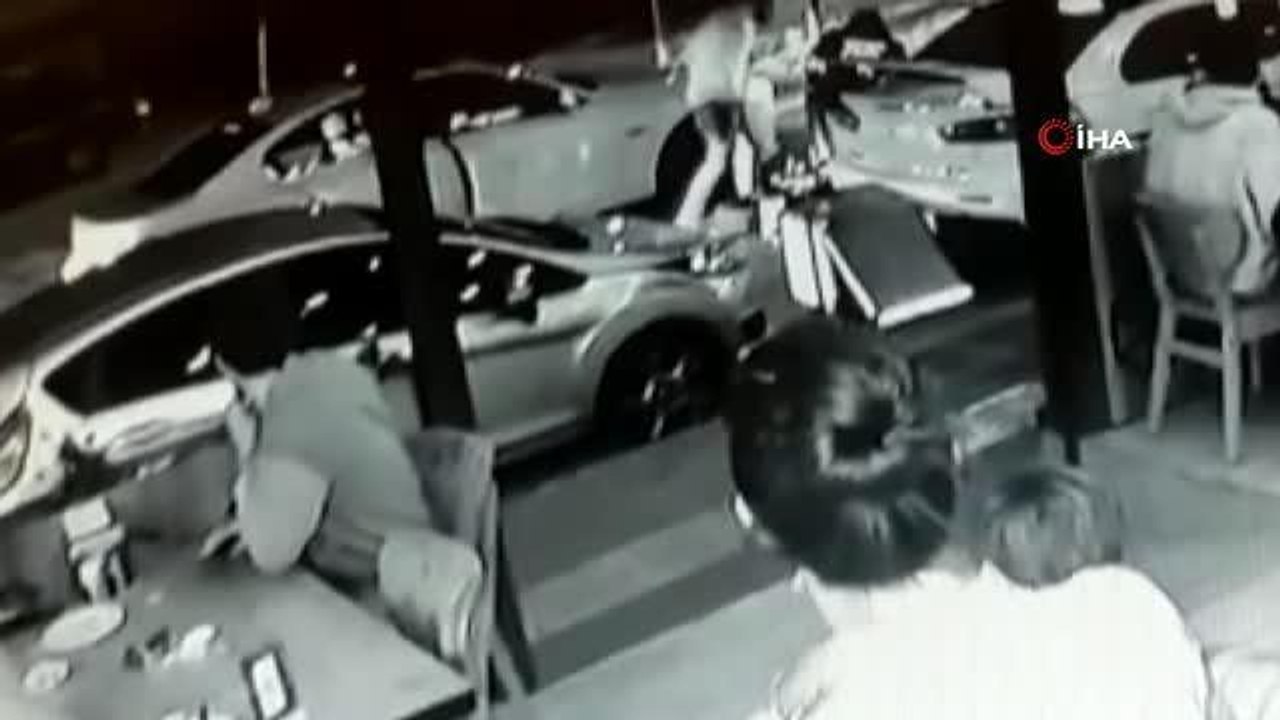 Otomobilin kapısını bir anda açtı, çarpan motokurye böyle kaza çarptı