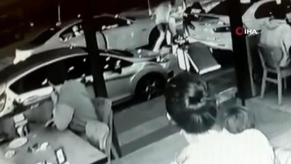 Otomobilin kapısını bir anda açtı, çarpan motokurye böyle kaza çarptı