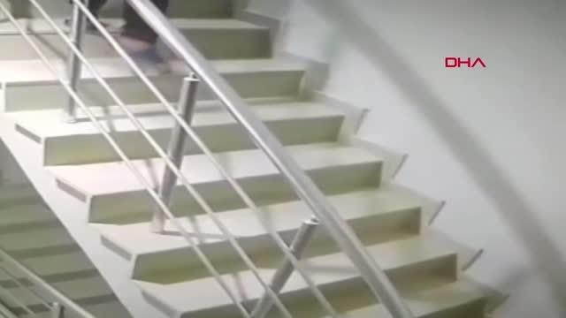 Çaldığı ayakkabıları, tişörtünün içine gizledi