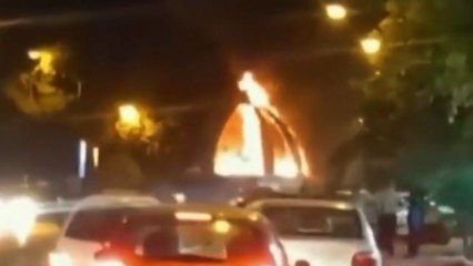 Iran, a Nurabad in fiamme un monumento in Piazza Imam Khomeini