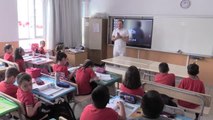 Ümit öğretmen çocuk odasında çektiği videolarla öğrencilere dersleri sevdiriyor