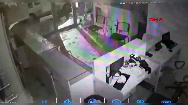 Kapıyı açmaya çalışırken camı kıran hırsız dükkanın içine düştü