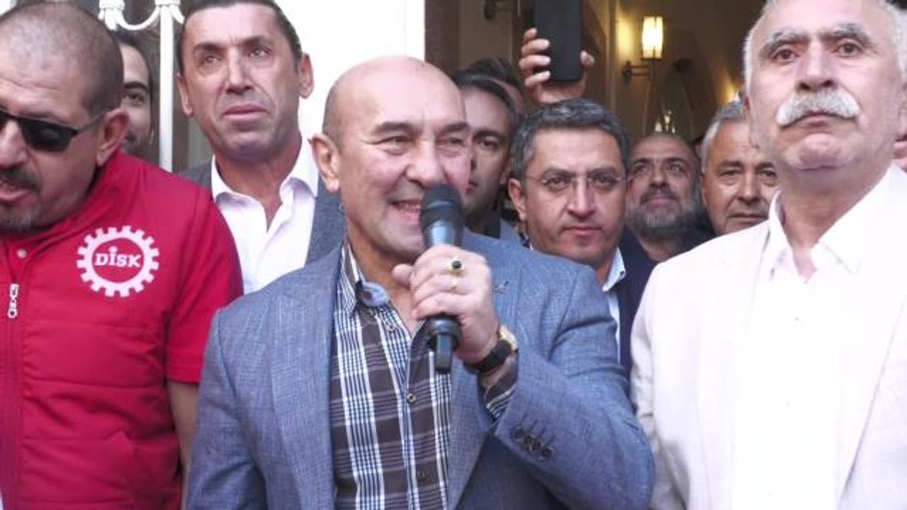 İzmir haberi! İzmir Büyükşehir Belediyesi'ne ve Başkan Tunç Soyer'e Emekçilerden Destek. Belediye Binası Önünde Kalabalığa Seslenen Soyer: "Ben Bedel Ödemeye...
