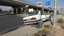 Kaldırıma çıkıp direğe çarpan otomobilin sürücüsü yaralandı