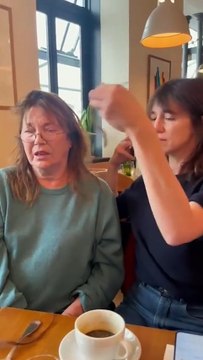 Iran, attrici si tagliano capelli sulle note di 'Bella ciao' - Video