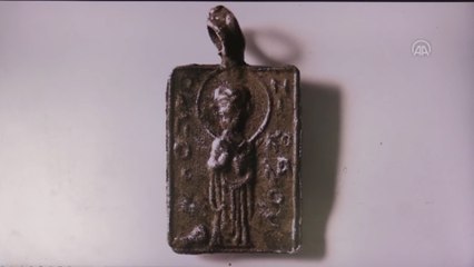 İznik Gölü'ndeki batık kilisede Aziz Nikolas figürlü kolye ucu bulundu